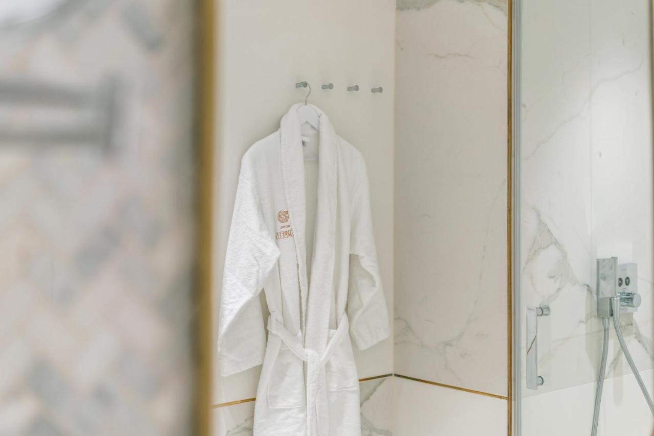 Hotel Ferreus Modern Art Deco Cracovia Esterno foto A bathrobe