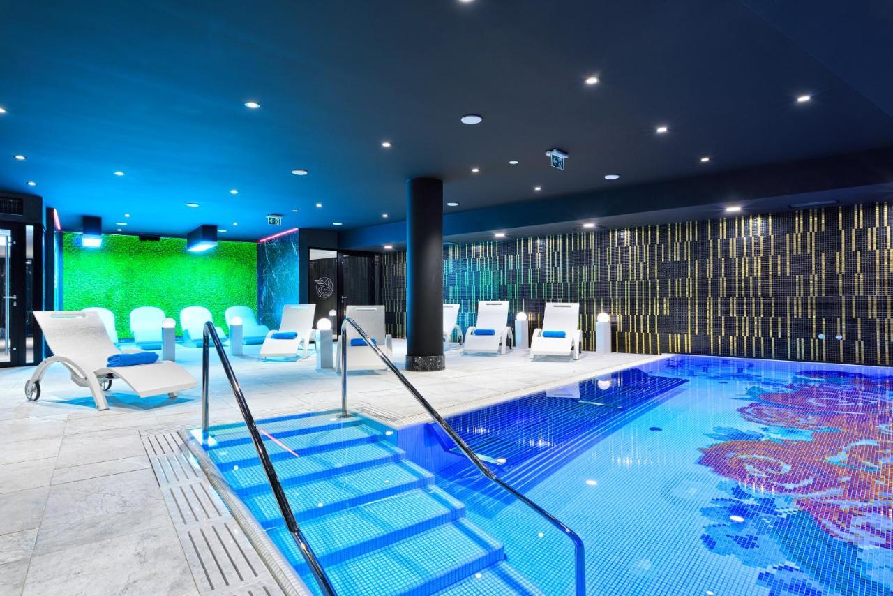 Hotel Ferreus Modern Art Deco Cracovia Esterno foto The swimming pool at the hotel