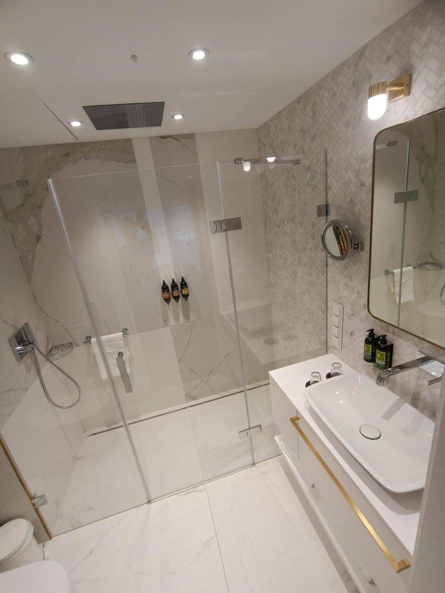 Hotel Ferreus Modern Art Deco Cracovia Esterno foto A shower enclosure